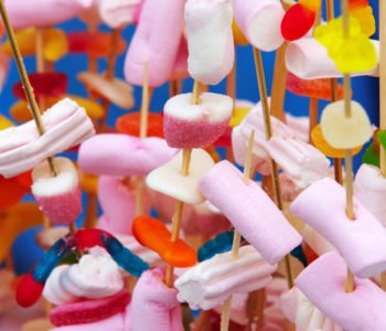 Słodkie konstrukcje z pianek marshmallow i żelków