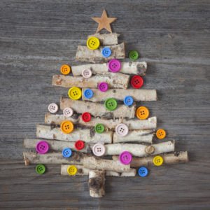Choinka z patyków i guzików, świąteczne ozdoby zabawy dla dzieci