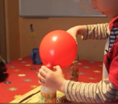 doświadczenie chemiczne samopompujący się balon