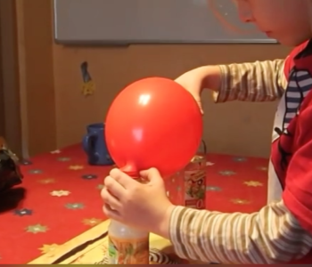 doświadczenie chemiczne samopompujący się balon