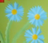 niebieskie kwiatki z papieru - zabawa plastyczna dla dzieci