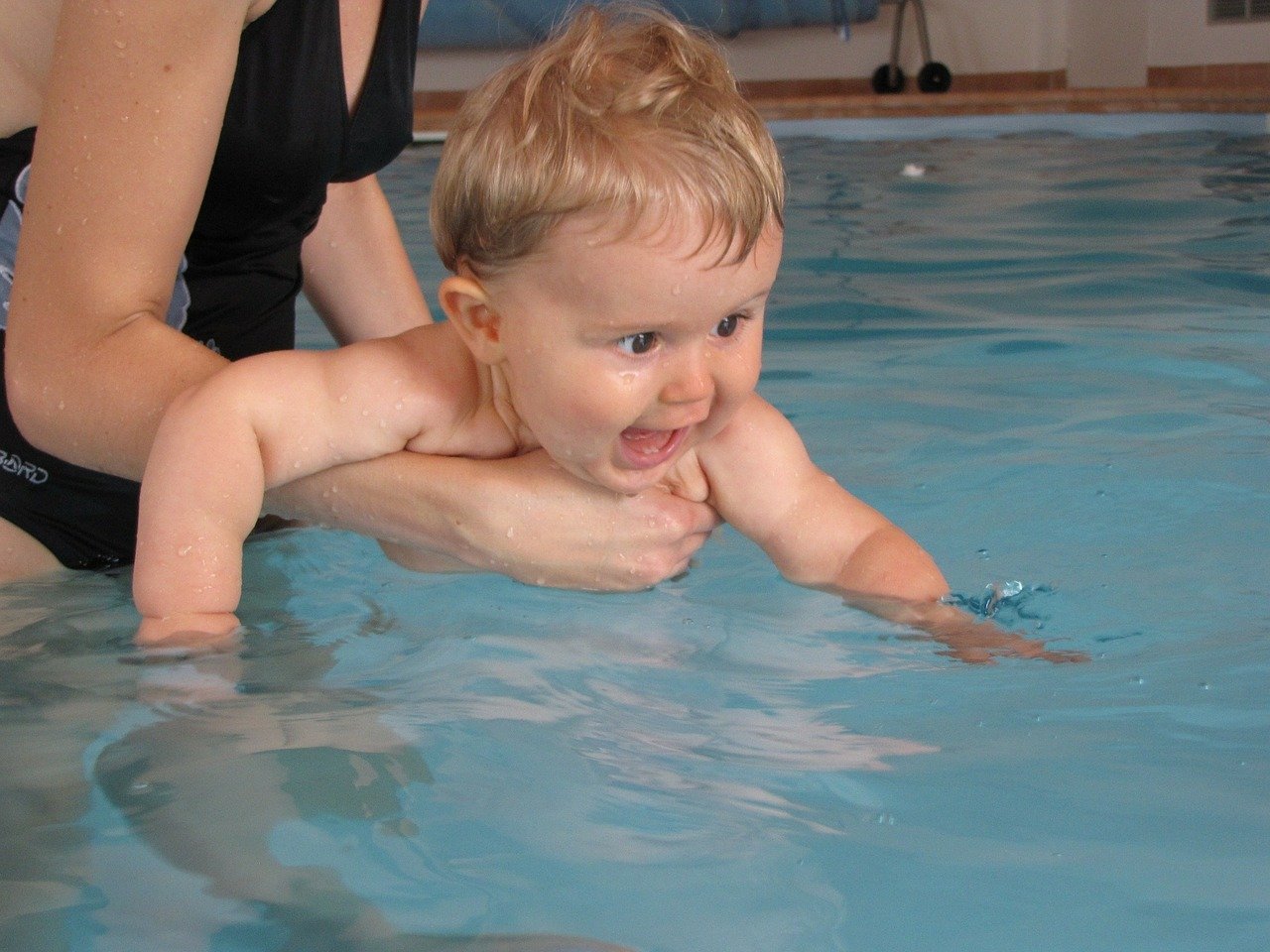 Niemowlę w basenie. szkoły pływania dla niemowląt