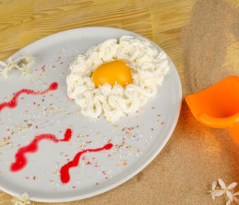 Fałszywe jajko sadzone – żart na Prima Aprilis