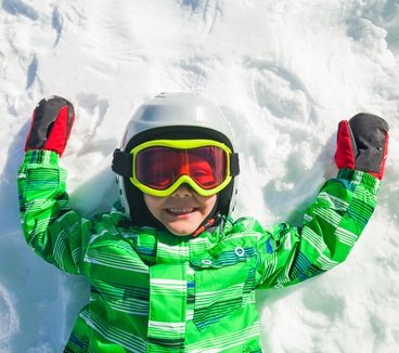 Zimowa nauka jazdy na nartach dziecka