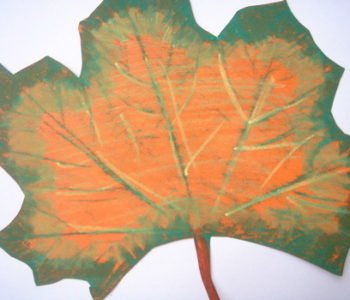 Jesienny liść na papierze
