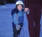 dziecko na łyżwach