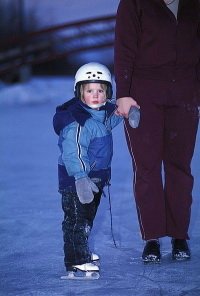 dziecko na łyżwach