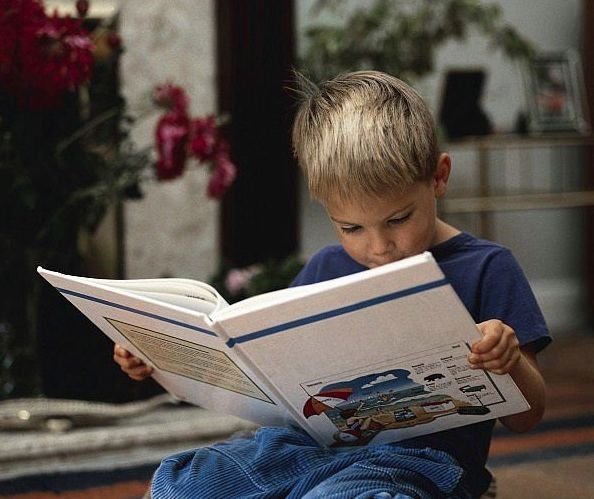 chłopiec czyta książkę