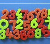 Tablica magnetyczna z kolorowymi liczbami do nauki matematyki