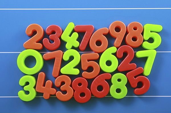 Tablica magnetyczna z kolorowymi liczbami do nauki matematyki