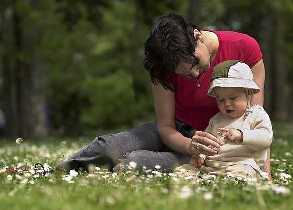 Mama z niemowlakiem wśród kwiatów w Arboretum w Rogowie