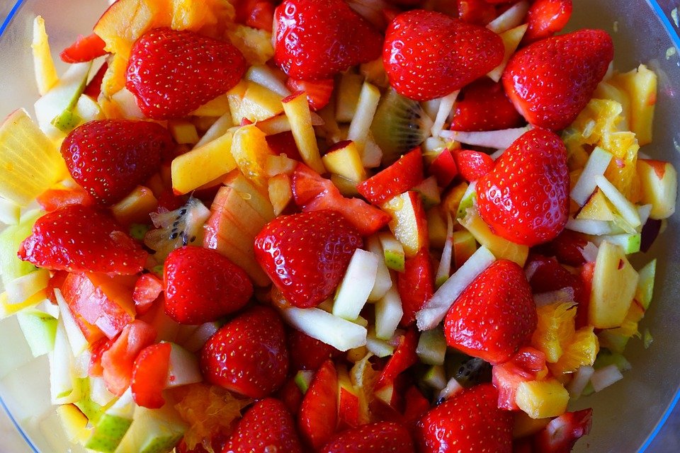 Przepis na pyszną i zdrową sałatkę owocową