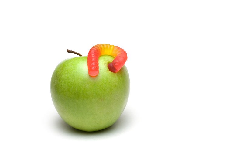 Robak w jabłku żart na prima aprilis dla dzieci
