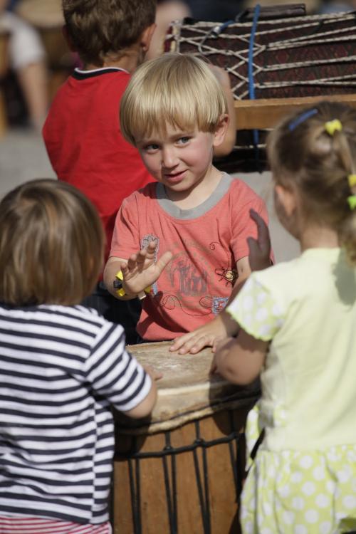 Bębny dla dzieci – rytmy, melodie i zabawy.