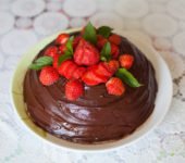 przepis na tort-mus czekoladowo truskawkowy bez pieczenia