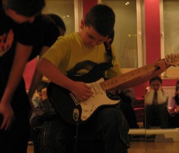 Nauka gry na gitarze dla dzieci w Krakowie