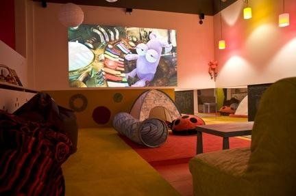 seans bajek na wielkim ekranie i wesołe zabawy