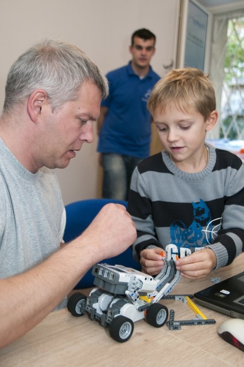 Rodzinna majówka z robotami – kreatywnie spędzony czas z dzieckiem!