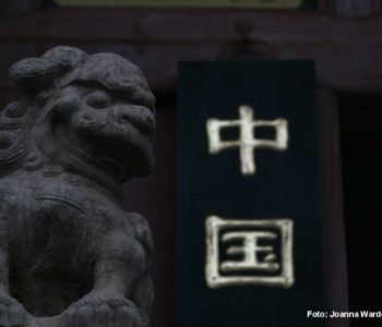 Poranek z pandą i chińskimi znakami
