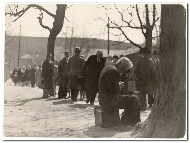 Występ kataryniarki w Domu Zwierzynieckim