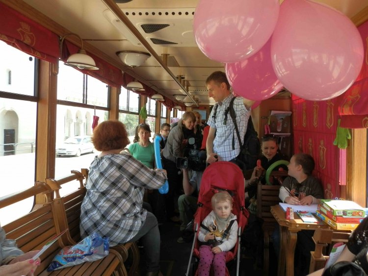 Święto dzieci i rodzin zastępczych uczczone w Warszawskim Tramwaju Promocyjnym