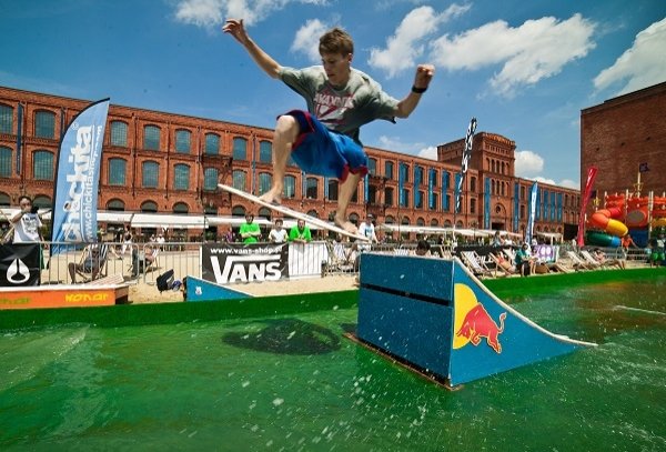 Czas na skimboarding, czyli woda na plaży w Manufakturze