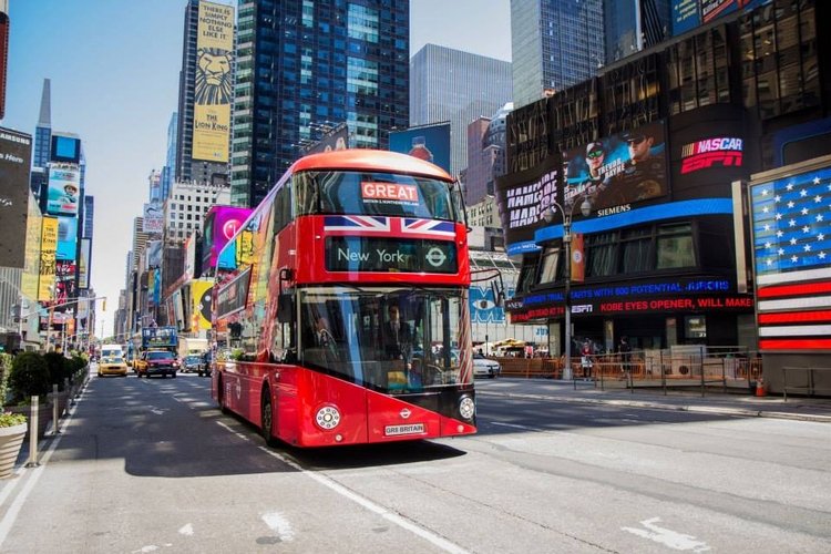 Londyński autobus na krakowskim rynku