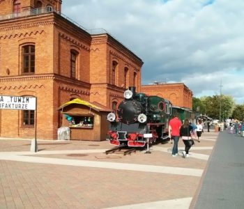 Lokomotywa Tuwima odjeżdża ze stacji Manufaktura