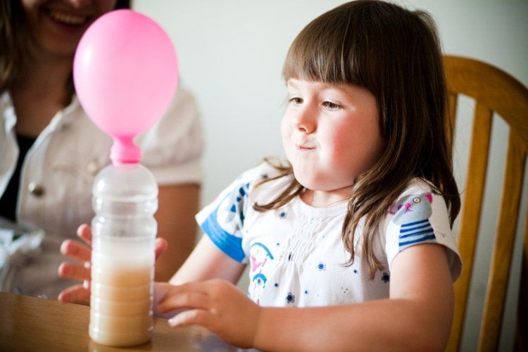 Dlaczego ciasto rośnie jak na drożdżach? Warsztaty dla dzieci z autyzmem