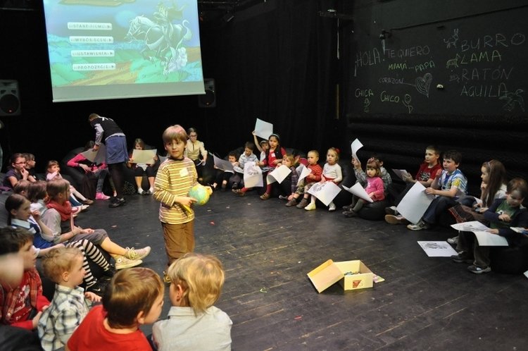 Mama, tata do teatru a dzieci do Paryża