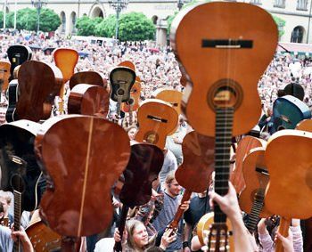 Warszawa uczy się grać na gitarze!