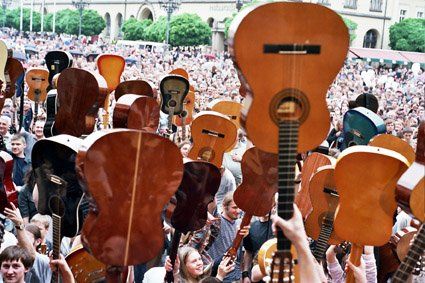 Warszawa uczy się grać na gitarze!