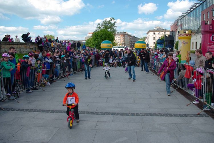 320 zawodników dojechało do krakowskiej mety Tour Kocham Rowerek!