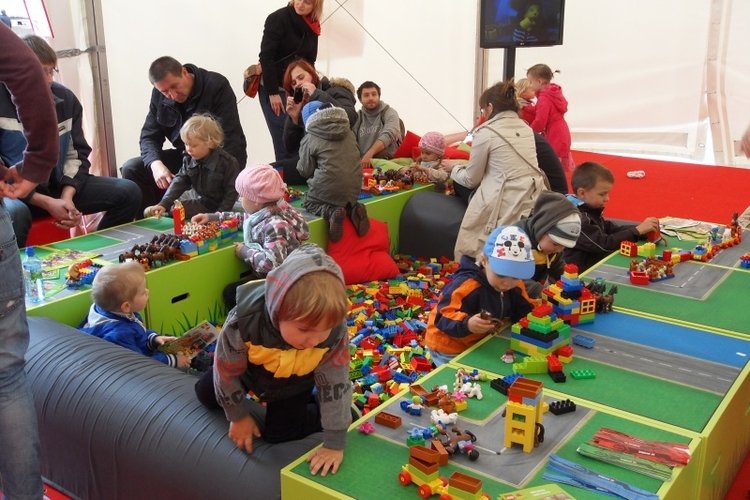 LEGO, monster trucki, Milan Day i szkółka ruchu drogowego