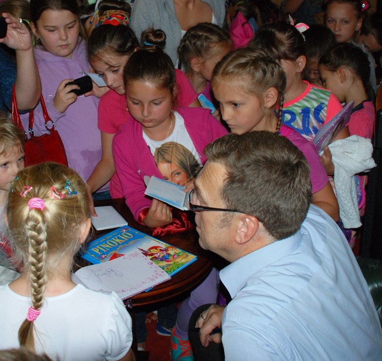 Maciej Orłoś czytał bajki podczas spotkania cyklu 
Cała Polska czyta dzieciom w Pałacu Żelechów