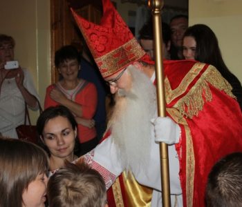 Św. Mikołaj rozdaje prezenty w Szkole w Białym Kościele!