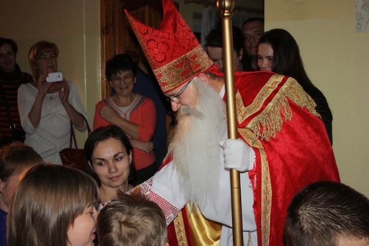 Św. Mikołaj rozdaje prezenty w Szkole w Białym Kościele!