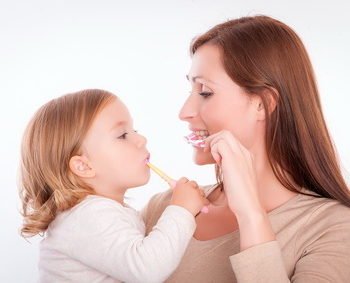Brązowe ząbki u dziecka