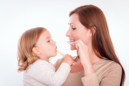 przyczyny brązowych zębów u dziecka