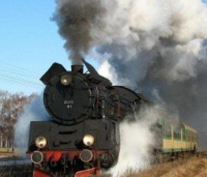 Kolejowa podróż z postaciami z bajek w Chabówce