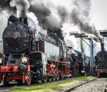 Kolejowa podróż z postaciami z bajek w Chabówce