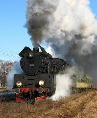 Kolejowa podróż z postaciami z bajek w Chabówce