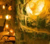 Zbliżenie ściany solnej we wnętrzu Jaskini Solnej Almonis w Warszawie