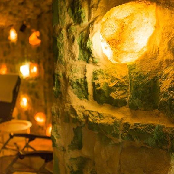 Zbliżenie ściany solnej we wnętrzu Jaskini Solnej Almonis w Warszawie