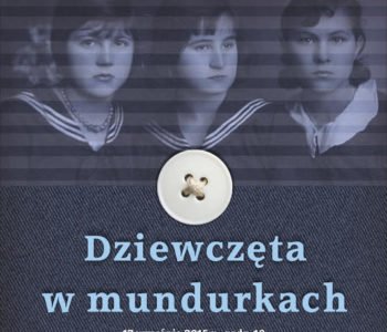Dziewczęta-w-mundurkach-w-Muzeum-Lat-Szkolnych-Stefana-Żeromskiego-w-Kielcach