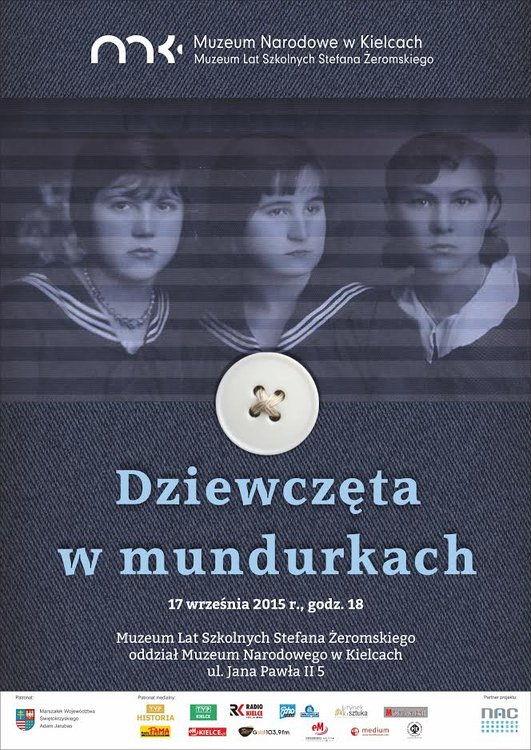 Dziewczęta w mundurkach w Muzeum Lat Szkolnych Stefana Żeromskiego w Kielcach