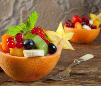 Przepis na sałatkę z grejpfruta – owocowa łódka