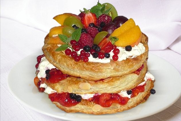 przepis na tort owocowy z ciasta francuskiego