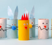 Wielkanocne ozdoby robione dziećmi kurczaki i króliki z rolek po papierze toaletowym zabawa plastyczna