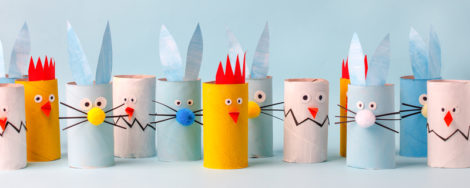Wielkanocne ozdoby robione dziećmi kurczaki i króliki z rolek po papierze toaletowym zabawa plastyczna